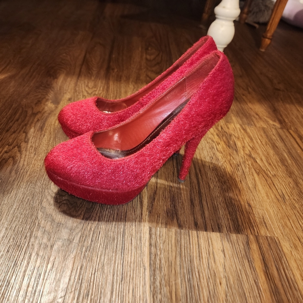 Breckelles Elegant Red Fuzzy Platform High Heels 10